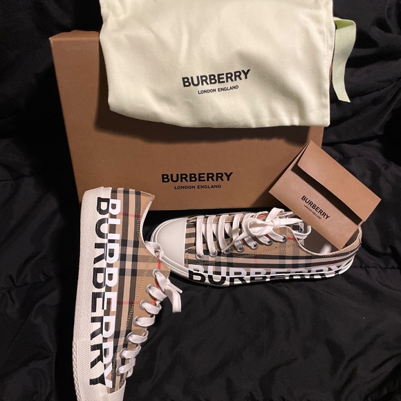 Size 40 women’s Burberry sneakers - Picture 2 of 4